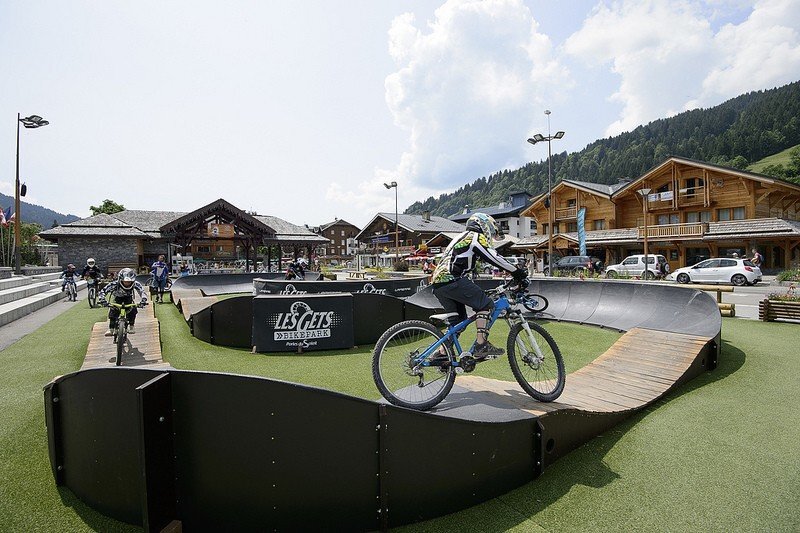 A pumptrack is featured in the center of town during the summer season in Les Gats