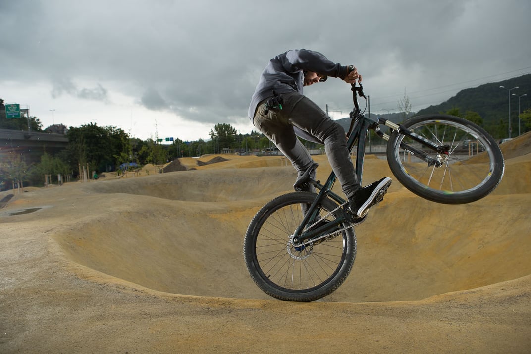 Fun for all: an advanced rider at Bikpark Zürich. Photo courtesy of Hansueli Spitznagel.