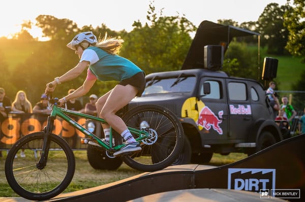 How to ride a pumptrack - body position or attack position, stand on pedals with feet level and everything else bent to move with the track